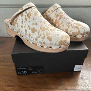 Calf hair convertible-strap leather clogs